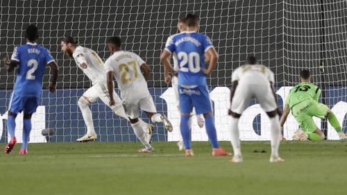 Real Madrid 1-0 Getafe: Ramos ghi bàn trên chấm 11m, Real bỏ xa Barca tới 4 điểm