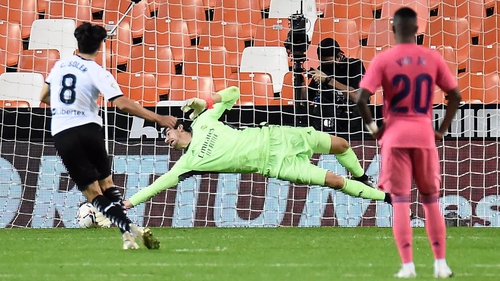 Valencia 4-1 Real Madrid: Soler lập hat-trick penalty khiến Real thảm bại tại Mestalla