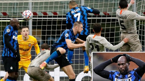 Lukaku lại tấu hài, cản phá cơ hội ghi bàn của Sanchez khiến Inter bị loại