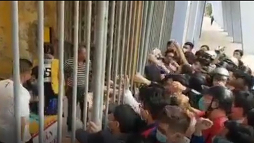 CĐV chen lấn xô đẩy để mua vé trận Hải Phòng vs Hà Nội