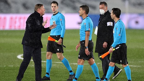 HLV Koeman: "Tôi không hiểu sinh ra VAR để làm cái gì'