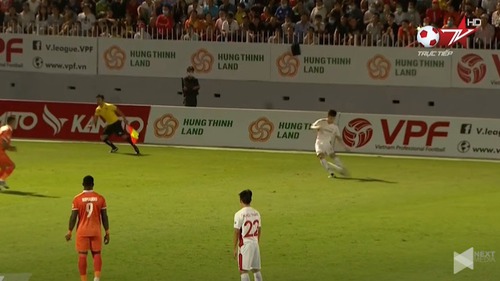 Hoàng Đức đá phạt thành bàn ở cự ly 40m, được ca ngợi là siêu phẩm thế giới