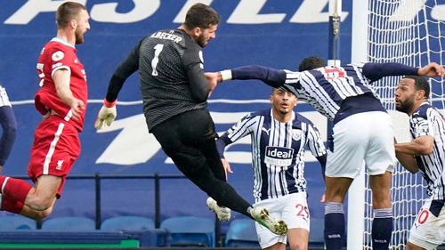 Liverpool: Cộng đồng mạng phát sốt khi thủ môn Alisson ghi bàn thắng vàng