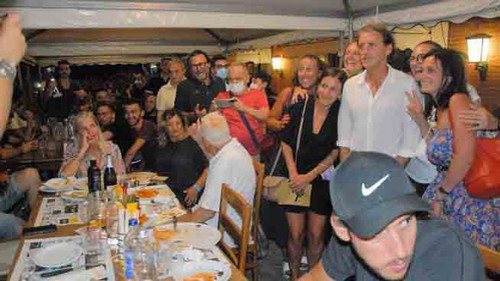 HLV Mancini ăn mừng chức vô địch EURO với CĐV trong quán pizza