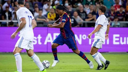 Ronaldinho tái hiện năm tháng đỉnh cao ở trận 'siêu kinh điển' của các huyền thoại