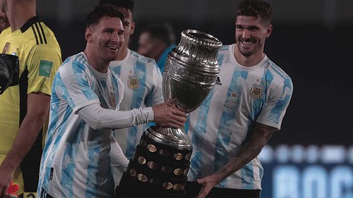 Messi bật khóc nức nở khi khoe cúp Copa America trước CĐV nhà