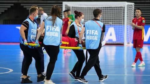 Cầu thủ futsal Việt Nam dính chấn thương nặng ở trận gặp Séc