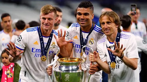 Modric, Kroos và Casemiro bình thản đánh bài trước khi ra sân và vô địch C1