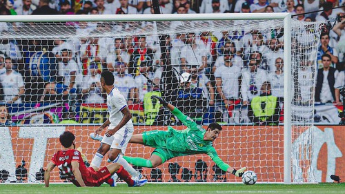 Courtois lập kỷ lục đặc biệt trong ngày Real vô địch, được CĐV tung lên mây xanh