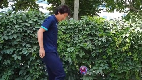 HLV Gong Oh Kyun trổ tài tâng bóng trước trận gặp Ả rập Xê út