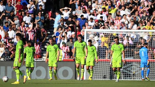 Ten Hag bắt cầu thủ MU chạy è cổ dưới nắng nóng sau trận thua trước Brentford