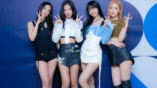 Tạo hình cuốn hút của Blackpink cho 'Shut Down' trên Inkigayo