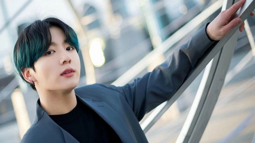 ARMY phát hiện Jungkook BTS siêu dễ thương trong bộ ảnh kỷ yếu thời mẫu giáo