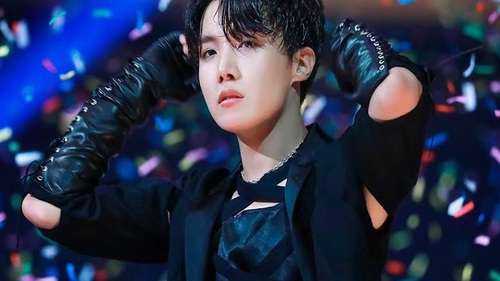 ARMY 'mất máu' với sức hút quyến rũ của J-Hope BTS qua ảnh GIF