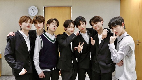 Không hổ danh đàn em BTS và TXT, chưa ra mắt đã đạt thành tích 'khủng'