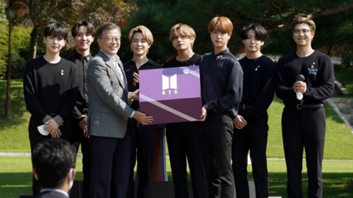 BTS nhận chứng chỉ bổ nhiệm Đặc phái viên của Tổng thống tại Nhà Xanh