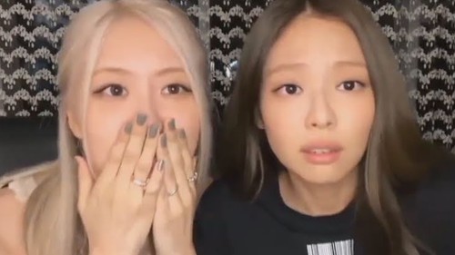 Blackpink: Jennie và Rosé đồng điệu nhau kỳ lạ trong màn ‘livestream’