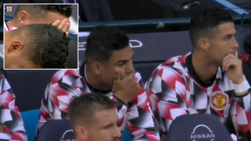 Ronaldo chán nản nhìn MU sụp đổ