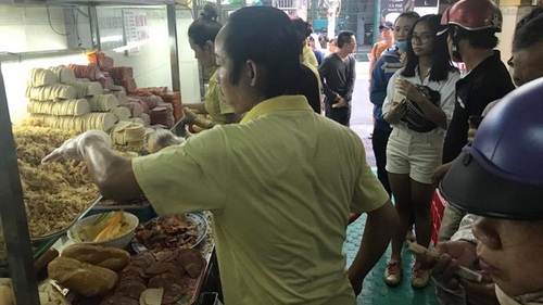 Dân tình xếp hàng từ chiều tới đêm khuya chờ ăn...bánh mỳ giá cao