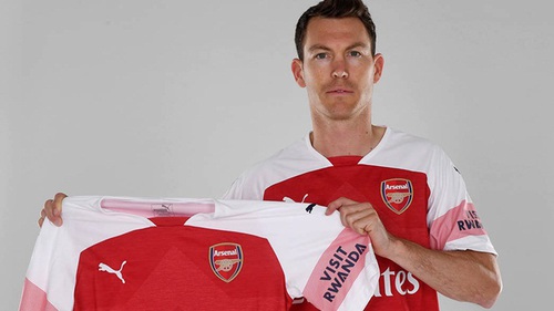 Arsenal chiêu mộ Lichtsteiner: 'Mua sắm kiểu này thì còn thất bại... bền vững'