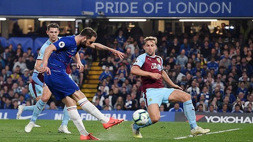 Chelsea: Gonzalo Higuain hậm hực ném áo, chai nước khi bị thay ra