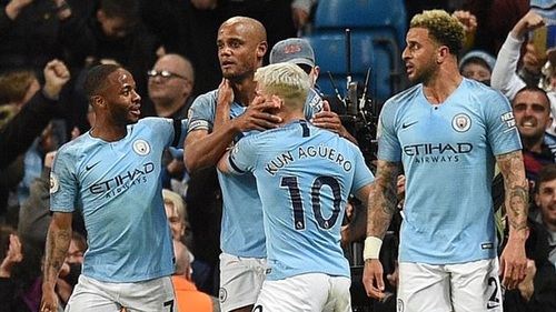 Man City: Các đồng đội kêu gào đừng sút trước khi Kompany lập 'siêu phẩm' sút xa