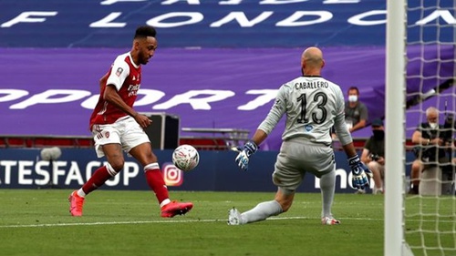 Aubameyang bị cáo buộc ăn vạ để kiếm 11m ở chung kết cúp FA