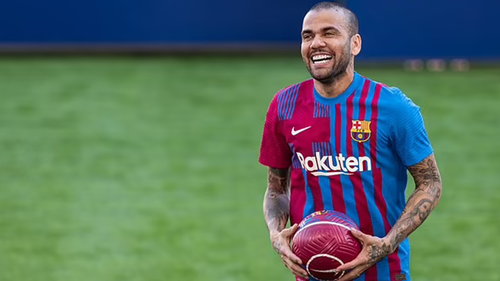 TIẾT LỘ: Barca và Dani Alves kí hợp đồng với điều khoản cực khó tin