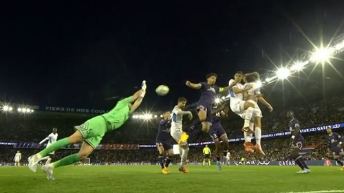 Donnarumma 'tấu hài', bị fan PSG gọi là 'con lừa'