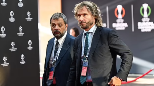 Phó Chủ tịch Juventus Pavel Nedved thác loạn với 3 cô gái trong hộp đêm