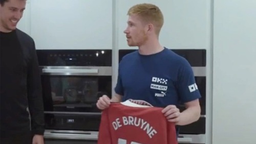 Được tặng áo đấu của MU, De Bruyne: 'Tôi có thể đốt nó không?'