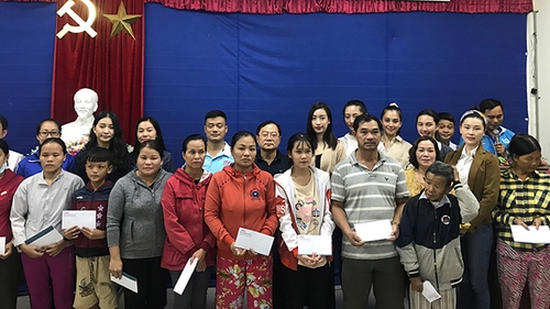 Đỗ Mỹ Linh, Tiểu Vy, Lương Thuỳ Linh đến miền Trung tặng quà người dân gặp khó khăn sau bão lũ