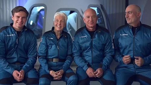 Tỷ phú Jeff Bezos bay vào vũ trụ thành công