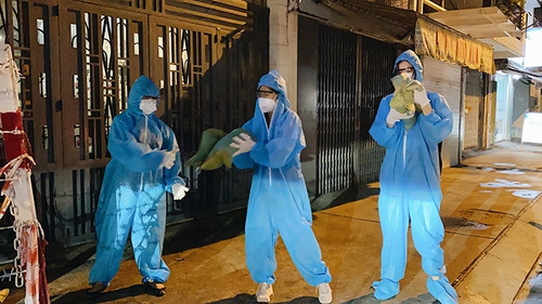 'Bà trùm hoa hậu' Phạm Kim Dung tiếp tế lương thực cho người dân bị cách ly