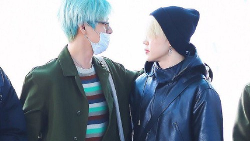 Khoảnh khắc ngọt ngào của cặp tri kỷ BTS V và Jimin trước khi đổ bộ Grammy