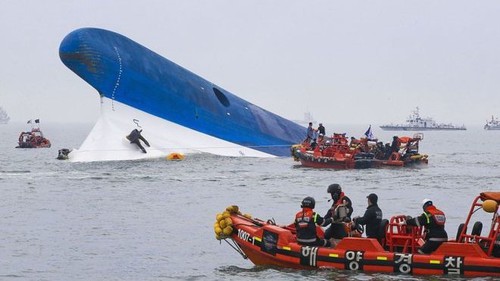 Thảm họa chìm phà Sewol ở Hàn Quốc: Di ảnh các nạn nhân được chuyển khỏi Gwanghwamun