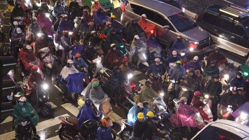 Chùm ảnh: Người dân đội mưa rét, nhích từng mét về quê nghỉ Tết Dương lịch