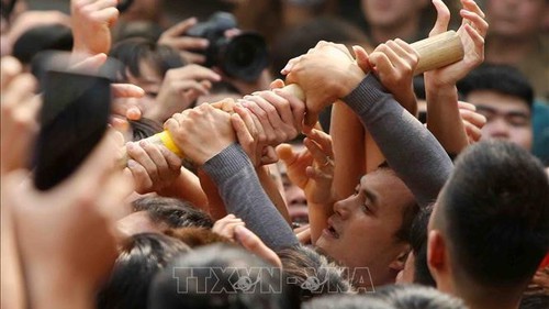 Hà Nội: Hàng trăm thanh niên chen lấn giằng cây bông lấy may