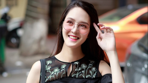 Mới sinh con 1 tháng, Á hậu Hoàng Anh gây bất ngờ với thân hình thon gọn