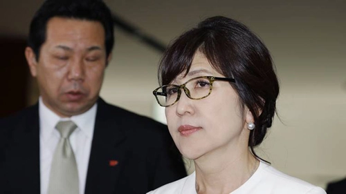 Ngày 28/7, nữ Bộ trưởng Quốc phòng xinh đẹp của Nhật Bản từ chức