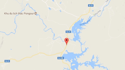 Xe khách đâm trực diện xe tải đi ra từ hẻm, 10 người thương vong