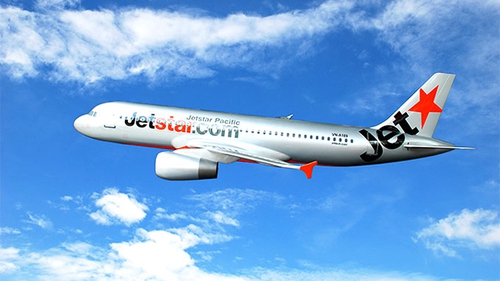 Một máy bay của Jetstar Pacific phải ở lại sân bay Đồng Hới nhiều giờ vì va vào chim