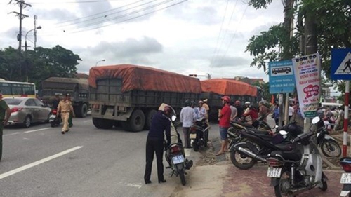 Xe máy va chạm với ô tô, hai mẹ con thiệt mạng