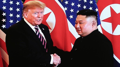 VIDEO: Đoàn xe chở Tổng thống Donald Trump và Chủ tịch Triều Tiên Kim Jong-un tới Khách sạn Metropole