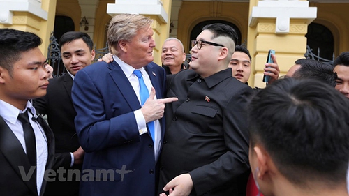 Chùm ảnh: Cặp đôi 'Trump- Kim Jong-un' tươi cười chụp ảnh cùng người dân Hà Nội