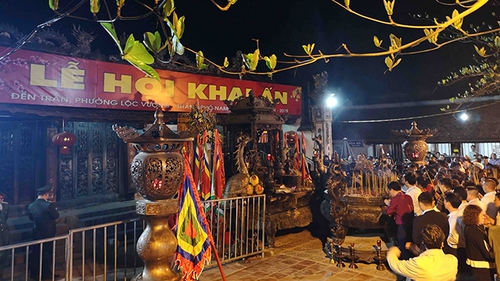 Không còn tình trạng 'tiền trao, ấn phát' tại đền Trần