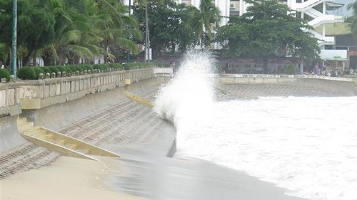 Bão số 9 đổi hướng di chuyển trên vùng biển phía Tây Bắc quần đảo Hoàng Sa, giật trên cấp 17