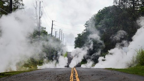 Cảnh báo núi lửa phun trào và động đất tiếp diễn ở Hawaii