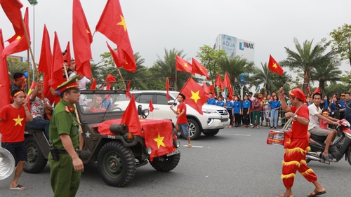 Cổ động viên hồi hộp chào đón U23 Việt Nam về nước