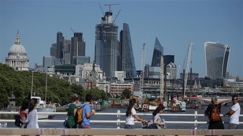 Lương cơ bản của người dân Anh tăng mạnh nhất trong gần một thập kỷ